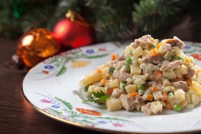 Салат «Столичный» с копченой курицей